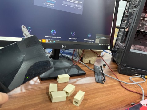 Mình cần setup gấp cho công ty, đến khi mua về cắm thì cả 2 cái đều không nhận, rút dây main cắm vào router chính thì lại ok. Không hiểu tại sao. Đèn thậm chí còn không nhấp nháy, mạng thì server nhận phải 10p mới được, toàn báo đang tìm ip... Không bao giờ mua Tenda nữa, giờ lại phải lận đận đi mua cục TP link ở cửa hàng -_-


Bên dưới là hình ảnh cục Tenda và cục TP Link cũ xì cũ mốc của Cty, TPLink ok, còn 2 cục tenda thì toàn báo lỗi!!!