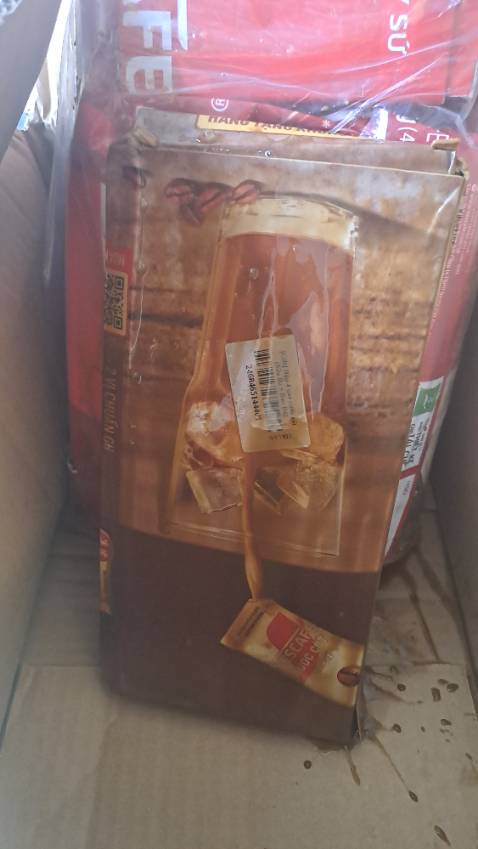 Hộp đóng gói móp méo, quà tặng cafe bị chảy nước