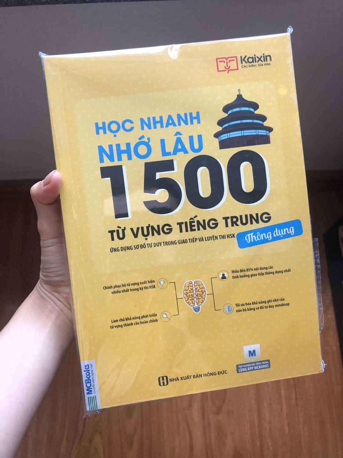 Mình đánh giá 5 sao cho đóng gói, chất lượng giấy và Tiki giao hàng nhanh. Riêng về nội dung sách, phần Ngữ pháp, mình thấy trình bày có vẻ hơi ít, có vẻ là "thông dụng" nên ko kỹ lắm. Cuốn từ vựng thì tạm ổn, vì từ trong mỗi bài có chia theo sơ đồ tư duy nhưng còn hơi khó để nhớ để học. Nêu có phần hdan học thì sẽ ok hơn.