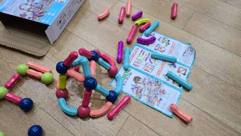 Kích thước hợp lý, màu sắc đẹp mắt, cảm giác an toàn chắc chắn, giá cả hợp lý !!!
Bọn trẻ nhà mình rất thích :)