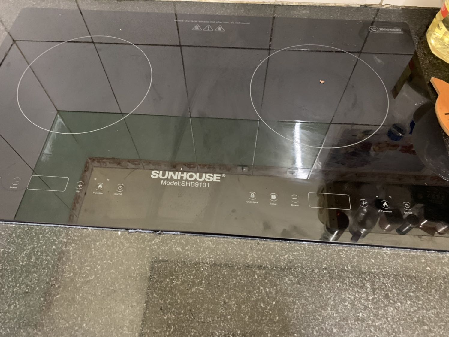 Bếp nhìn chung đẹp, trừ việc in cảnh báo (mặt bếp nóng sau khi đun, cẩn thận khi chạm tay) và số đt chăm sóc khách hàng thẳng lên mặt bếp (ko bóc hay xoá được) làm cho mặt bếp nhìn rối thêm. 
Mình gọi thợ cắt đá hết 400k. 
Mặt kính ko thấy đề cập là lọi kính gì, xem trên web của hãng cũng chỉ ghi chung chung là kính tôi chịu nhiệt nên khi dùng cảm giác ko yên tâm lắm, sợ bể.