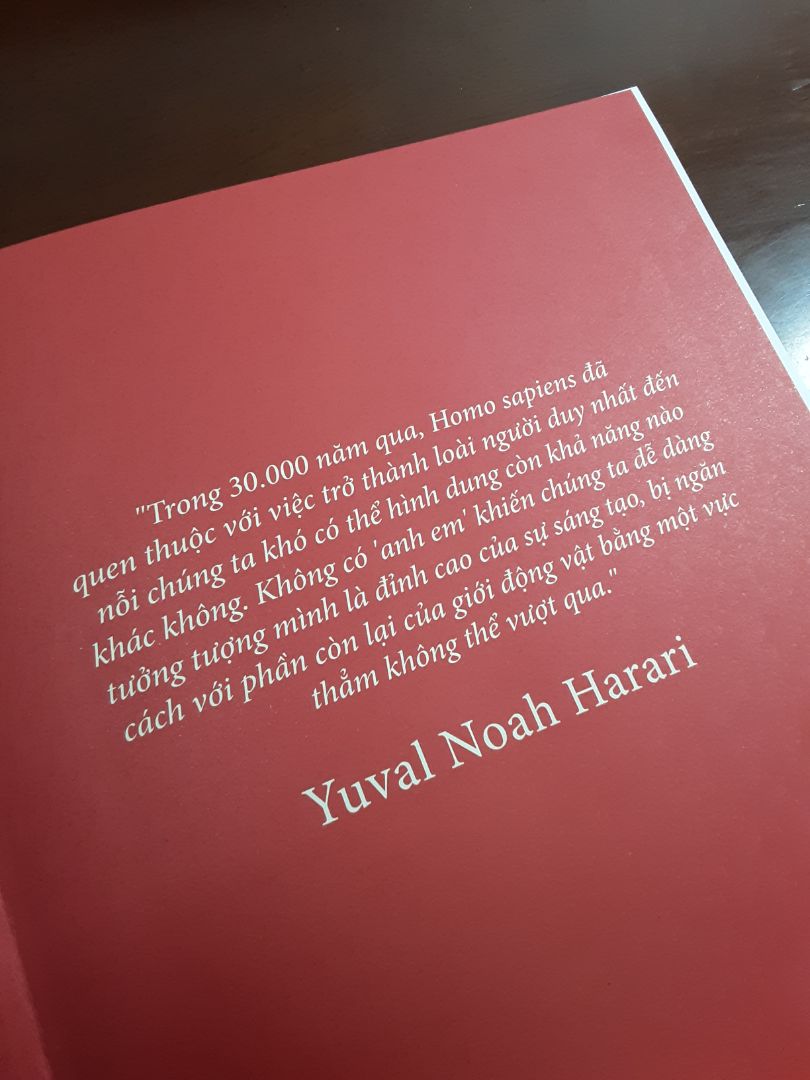 Nội dung, hình thức của bản thân cuốn sách:
Tuy đã đọc qua cuốn Sapiens chữ nhưng Sapiens bằng tranh vẫn mang lại cho tôi những ý tưởng mới qua một lăng kính khác so với người đàn anh đã làm mưa làm gió của mình. Cách kể chuyện dí dỏm, đi kèm với yếu tố hình ảnh trực quan, mang đầy tính thời sự vừa cung cấp cho chúng ta dồi dào những kiến thức đã đóng đinh trong lịch sử, vừa cho thấy được góc nhìn của Harari đối với những quan điểm còn tranh cãi, cũng như những vấn đề hiện hữu khi cuốn sách này đang được biên soạn.
Hình thức sản phẩm được tiki giao:
Sách có hơi móp ở 2 góc gáy sách, làm cho nó bo tròn mềm mại luôn chứ không vuông nữa. 😂 Còn lại thì không có gì để chê.