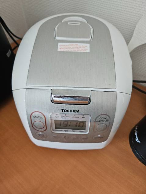 Đánh giá sau hơn nửa năm sử dụng
Ưu điểm: Hàng rất đẹp, nấu cơm rất ngon, phù hợp với cá nhân hay gia đình nhỏ. Có nhiều chức năng khác nhau từ luộc trứng cho đến hâm nóng cơm (mình rất thích chức năng này). Nồi lót bên trong chống dính, nên rất dễ dàng vệ sinh, dùng lâu k sợ cơm dính các kiểu. Ngoài ra còn có tặng kèm vá múc cơm và đồ để hấp. Rất tuyệt, đây là chiếc nồi cơm điện tốt nhất mà tôi từng mua
Nhược điểm: đồng hồ báo giờ trên nồi có thể bị chậm đáng kể sau thời gian khoảng 2 tháng, nhưng điều này k quá quan trọng và k ảnh hưởng gì đến chức năng nấu.
Tóm lại: Rất tuyệt, nên mua, nếu chấm khắc khe trên thang điểm 10 thì tôi sẽ cho 9.5/10. Đánh giá sau hơn nửa năm sử dụng
Ưu điểm: Hàng rất đẹp, nấu cơm rất ngon, phù hợp với cá nhân hay gia đình nhỏ. Có nhiều chức năng khác nhau từ luộc trứng cho đến hâm nóng cơm (mình rất thích chức năng này). Nồi lót bên trong chống dính, nên rất dễ dàng vệ sinh, dùng lâu k sợ cơm dính các kiểu. Ngoài ra còn có tặng kèm vá múc cơm và đồ để hấp. Rất tuyệt, đây là chiếc nồi cơm điện tốt nhất mà tôi từng mua
Nhược điểm: đồng hồ báo giờ trên nồi có thể bị chậm đáng kể sau thời gian khoảng 2 tháng, nhưng điều này k quá quan trọng và k ảnh hưởng gì đến chức năng nấu.
Tóm lại: Rất tuyệt, nên mua, nếu chấm khắc khe trên thang điểm 10 thì tôi sẽ cho 9.5/10.