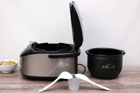 Nồi cơm điện Tiger thì luôn đỉnh của chóp, không sợ gì, chỉ sợ k đủ tiền mua nồi cơm của hiệu Tiger này., Hồi nào giờ mình toàn dùng shrap, này liều 1 phen mua nồi cơm Tiger này, cuối cùng cũng không thất vọng mọi người ơi, mà là quá đỉnh luôn í.  Nấu cơm theo công nghệ IH nên cơm ngon, hạt không bể vỡ, menu nấu đa dạng nên nấu món j cũng được, nấu cơm nhanh, ngon hơn những nồi khác. Bảo hành đầy đủ, thấy hàng Nhật mà k biết có được bảo hành hay k, tại thấy rẻ hơn nơi khác nên mua luôn