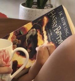 Sách nhẹ, in đẹp, tranh vẽ sinh động, đọc dễ hiểu (học sinh lớp 5 là có thể đọc đc rồi). Bạn nhà mình rất thích. Sẽ mua tiếp tập tiếp theo. Giao sách siêu nhanh nữa (Đêm hôm trc đặt, sáng hôm sau đã nhận được luôn). Điểm 10 cho tiki vì dịch vụ!