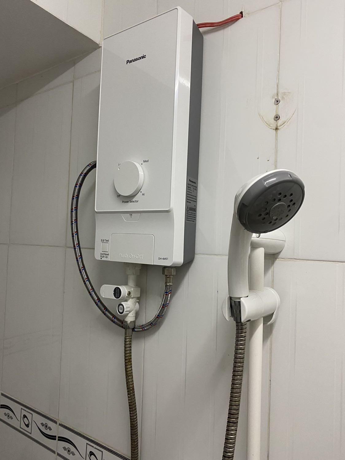 Không biết do nhân viên lắp đặt hay do sản phẩm lỗi : không lắp dây vào máy được, phải sử dụng dây cũ. Nhờ TIKI kiểm tra lại.