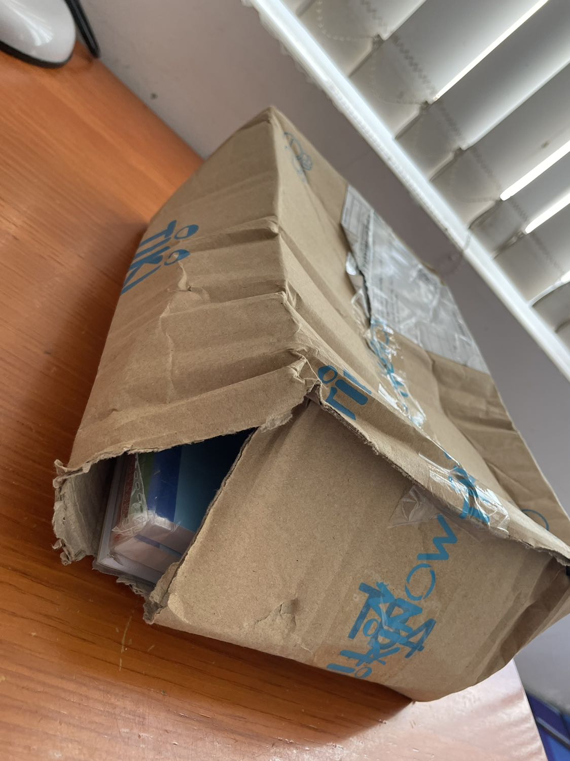 Ngoại quan sau khi vận chuyển bị rách tét hết một góc bìa ngoài. May mà bên trong sách không bị lem bẩn. Nên mình vẫn đánh giá shop 5* vì chất lượng sách tốt nhé!