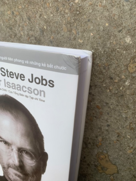 Sách bị gãy góc đã được Tiki đổi lại hàng mới. Dịch vụ đổi trả nhanh chóng, khá tốt. Nhưng Tiki cần đóng hàng cẩn thận hơn trong lần đầu.