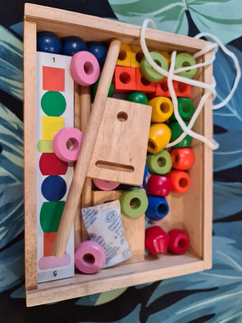 Đồ chơi chính hãng của Winwintoys mình khá thik vì kiểu dáng màu sắc đẹp, chất liệu gỗ tốt, không có mùi sơn an toàn cho bé. các góc cạnh được bào nhẵn ko sợ trầy xước khi bé chơi.