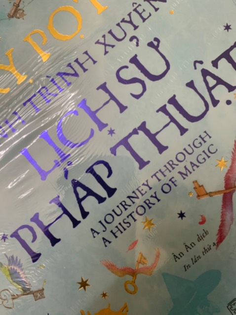 Harry Potter là bộ truyện đã quá nổi tiếng, có lẽ không ai là không biết bộ truyện này, kể cả những người chưa đọc cuốn sách này.

Tôi biết đến Harry Potter lần đầu tiên là hồi học cấp 2, lúc đó mỗi tuần NXB Trẻ cho ra 1 tập truyện rất mỏng và chỉ nhỏ bằng cuốn sổ tay. Hồi đó ngày nào tôi và các bạn cũng mong ngóng để được đọc tập mới. Tôi lớn lên và trưởng thành cùng cậu bé phù thủy và từng tập truyện. Sau này không phải chờ đợi từng tập truyện nhỏ của từng phần nữa, mà đã được đọc 1 lúc cả tập truyện luôn.