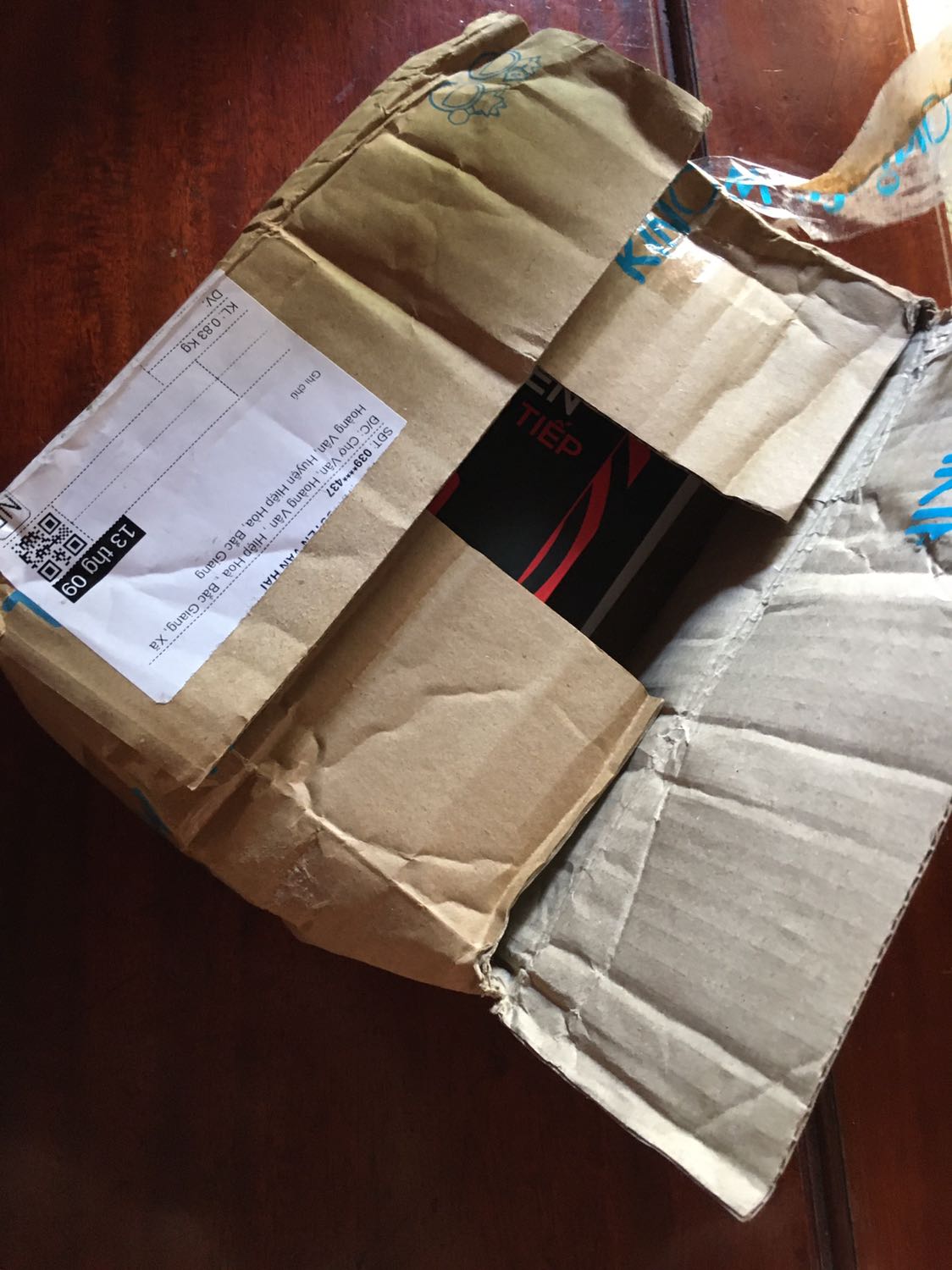 Shop gói hàng ẩu có mỗi một cái thùng nên sách về bị cong, méo, rách xíu và xước nhưng nội dung cuốn sách này rất hay mọi người nên mua nhá