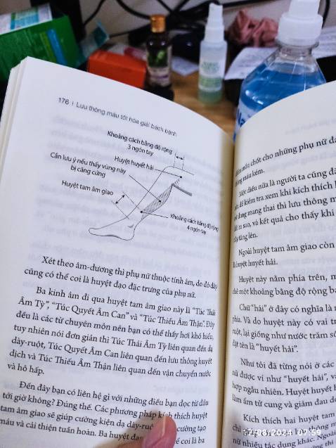 Nên đọc nhé, rất hay và thực tiễn. Có ví dụ cho người đọc, bài thuốc thì cũng ít thôi. Nhìn chung sách rất hay khi tác giả là bác sĩ đông y nên nói phương pháp luận. Tuy nhiên tác giả là bác sĩ phụ khoa, nên chú trọng nhiều vào nữ hơn. Ngoài ra sách hơi thiếu minh họa ở phần một số bài vận động.