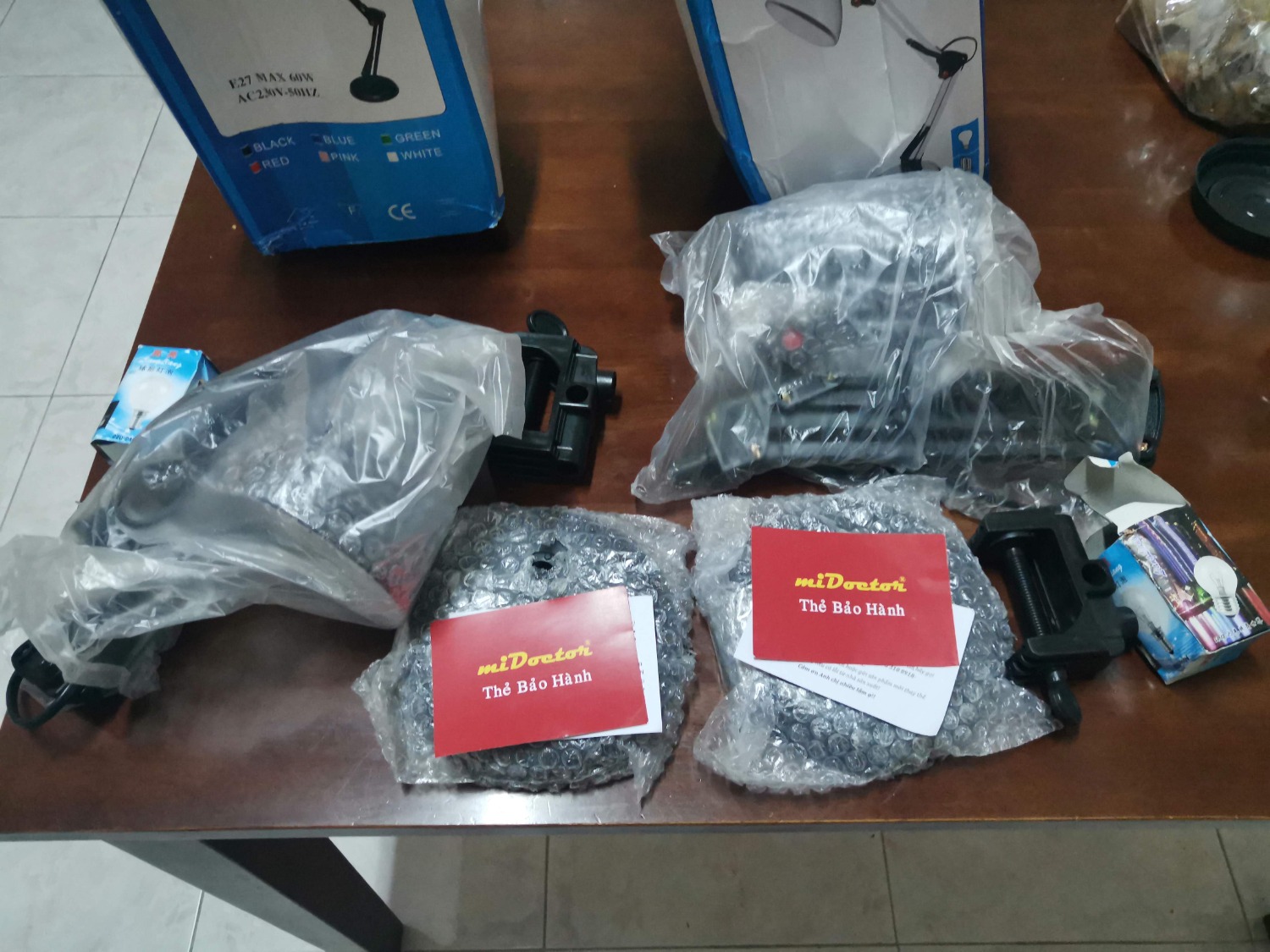 Không biết là vì tiệt kiệm thời gian và chút chi phí giấy bong bóng xốp mà shop không bao lại sản phẩm, nhận hàng trong tình trạng móp méo. Kiểm tra lại thì sản phẩm không bị ảnh hưởng, nếu bị ảnh hưởng là tui đã trả lại rồi.
Sản phẩm đúng như mô tả, giao hàng nhanh.