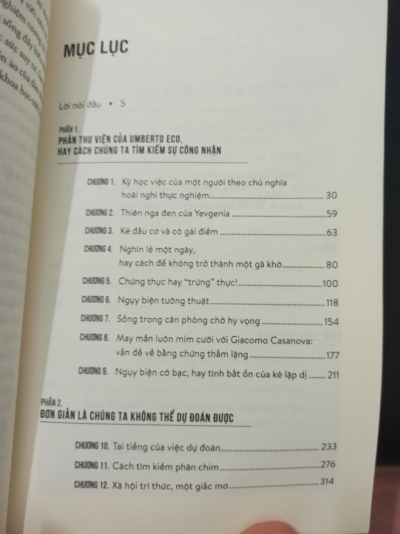 không biết do giọng văn dịch hay do nội dung nhưng đọc phê pha lắm :') Quyển này chắc phải nhai lại 4-5 lần gì đó mới ngấm nổi :') Bìa mềm với màu trắng nên hơi dễ dơ xíu, sách siêu dày nha. Nói chung là đọc vô thấy tri thức hẳn :))) nên xem review trên web trước để coi nội dung trước khi quyết định mua nhe