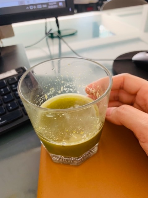 Tóm tắt sách: "DẠY CON LÀM GIÀU tập 11"
Nhìn cái tiêu đề : Trường dạy kinh doanh cho những người thích giúp đỡ người khác" là mình cũng hiểu đôi chút nội dung cốt lõi của cuốn sách rồi hen.
Trong cuốn sách này ông Robert T.Kiyosaki  có nhắc đến một thứ đó là hệ thống. Tại sao Thomas Edison lại giàu và nổi tiếng? Thực ra Edison ko phát minh ra bóng đèn...mà đúng hơn là ông hoàn thiện và kinh doanh chúng, vì nó thực tế và sáng lâu. Để bóng đèn sáng thì nó đòi hỏi phải có một đường lưới điện (hệ thống điện) và ông đã nhận ra tầm quan trọng của một hệ thống hơn là một phát minh.
Những người giàu nhất thế giới đều xây dựng mạng lưới làm việc và làm chủ nó như John D.Rockefeller, Bill Gates, Alexander Granham Bell,... Và ông Kiyosaki gợi ý cho mọi người một ngành  kinh doanh gọi là kinh doanh tiếp thị mạng lưới để mn dần bước qua ô bên phải của kim tứ đồ (mời bạn đọc cuốn 2 của Dạy con làm giàu để tìm hiểu về kim tứ đồ).

Trong cuốn sách ông cũng có nói đến các cách làm giàu khác (mn xem thử mình có nằm trong số này ko nha) như: 
1. Kết hôn với người giàu 😇
2. Lừa đảo.
3.Tham lam.
4. Chi tiêu tằn tiện.
5. Làm việc cực nhọc.
6. Bạn cực kỳ thông minh, tài giỏi, xinh đẹp, quyến rũ hoặc nhân tài.
7. Nhờ may mắn trúng số, trúng đất,...
8. Được thừa hưởng gia tài.
9. Đi đầu tư: bđs, chứng khoán.
10. Tự khởi nghiệp, kinh doanh nhượng quyền,...
và cách cuối cùng: 
11. Xây dựng kinh doanh tiếp thị mạng lưới: nó là phương pháp mới mẻ và cách mạng.
10 cách ở trên đều tập trung vào người muốn giàu có. Nói cách khác điều đó được xem như là cách tập trung tham lam, cá nhân. Còn phương pháp số 11 là sự chia sẻ sự giàu có với những ai thật sự muốn làm giàu. Tác giả còn lấy ví dụ của Henry Ford giàu có ko chỉ vì quan tâm đến khách hàng mà ông còn lo lắng cho nhân viên.
Ông còn đưa ra các dẫn chứng cụ thể Ngành kinh doanh tiếp thị mạng lưới mang lại những giá trị gì:
1. Tất cả mn đều có cơ hội giàu có ngang bằng nhau, ko phân biệt tuổi tác, giới tính, địa vị.
2. Giá trị giáo dục làm thay đổi cuộc đời: dạy cho bạn các kỹ năng thực tế chứ ko phải chỉ lí thuyết cả về trí tuệ, thể chất, cảm xúc và tư duy.
3. Bạn bè là người giúp bạn tiến lên chứ không phải kéo bạn xuống. Và khi làm việc gì bạn cũng phải có Kế hoạch 5 năm.
4. Giá trị kinh tế của mạng lưới sẽ tăng lên theo hàm mũ, chứ ko theo số lượng. Ở đây ông có nhắc đến nhượng quyền thương mại và định luật Metcalf và công việc này là tạo ra một người giống bạn. Kinh doanh TTML ko cần bạn phải bỏ ra số tiền lớn.
5. Giúp bạn phát triển khả năng kinh doanh và biết chấp nhận sự từ chối. Bị từ chối và sửa sau= được đào tạo và tăng tốc.
6. Phát triển kỹ năng quản lý chứ ko phải là một nhà lãnh đạo.
kỹ năng lãnh đạo ở đây là cung cấp cho bạn những kiến thức, thời gian, cơ hội để phát triển kỹ năng quản lý kinh doanh.
7. Không làm việc vì tiền mà vì giàu có, giàu có về thời gian bao nhiêu lâu bạn sẽ dùng hết số tiền kiếm được. Tiếp thị mạng lưới dạy bạn cách làm việc để giàu có. Muốn giàu có thì bạn cần loại tiền đến từ các tài sản.
Ông cũng nhắc đến 3 kiểu trí thông minh: trí tuệ, cảm xúc, tài chính và nếu muốn làm giàu thông minh cảm xúc còn quan trọng hơn thông minh trí tuệ.
Vì sao vẫn có những người kinh doanh tiếp thị mạng lưới thất bại, một lần nữa câu trả lời nằm ở trí thông minh cảm xúc.
Thông điệp cuối cùng ông muốn đưa ra là, một khi bạn đã tìm thấy một ngành kinh doanh phù hợp với mình, hãy hết mình vì nó.
Cuối cuốn sách ông cũng nói vì sao một số nhà kinh doanh thành công lại thành côn hơn? Tại sao hầu hết mọi người không giàu?
8. Nhấn mạnh việc sống và khuyến khích theo đuổi ước mơ của bạn.
9. Một công việc mà vợ chồng, con cái có thể làm chung với nhau,cùng nhau phát triển, được gần nhau và có tg bên nhau.
Nếu bạn muốn giàu có, bạn phải trở thành chủ doanh nghiệp và một nhà đầu tư.
Tiếp thị mạng lưới tạo cơ hội cho hàng triệu người trên khắp thế giới làm chủ cuộc đời và tương lai tài chính của họ. Công ty TTML luôn có những ng sẵn sàng giúp đỡ bạn trở thành những người giàu có. Hệ thống TTML công bằng hơn các hệ thống trước đó trong việc đạt được sự giàu có....
Và nhiều điều hay trong cuốn sách này mời b tìm đọc nhé!