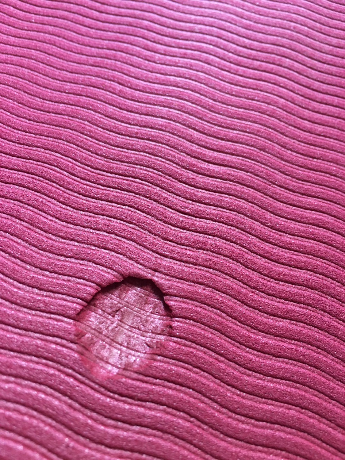 Thảm chất lượng rất kém. Lúc giao hàng thì đã có 1 cái lỗ bự trên thảm như hình dưới vô cùng mất thẩm mĩ.
Được quảng cáo là thảm 2 lớp nhưng thật sự chỉ có 1 lớp và vô cùng mỏng. Thật sự không giống như qc. Shop tệ