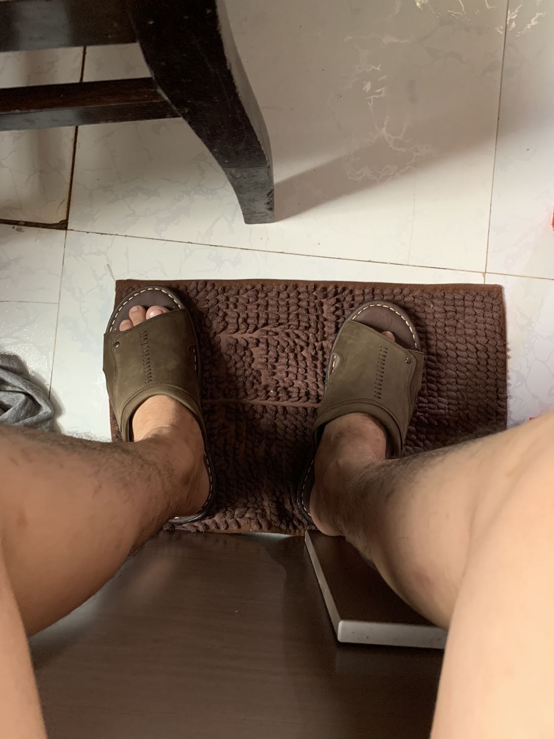 Sản phẩm nhận được y như hình
Dép chắc chắn, khá nặng chân nên nếu ai không thích dép nặng thì nên cân nhắc
Mình chọn chiếc này vì đã có may sẵn rồi, hy vọng bền được 1-2 năm
Giá lúc mua là 270k