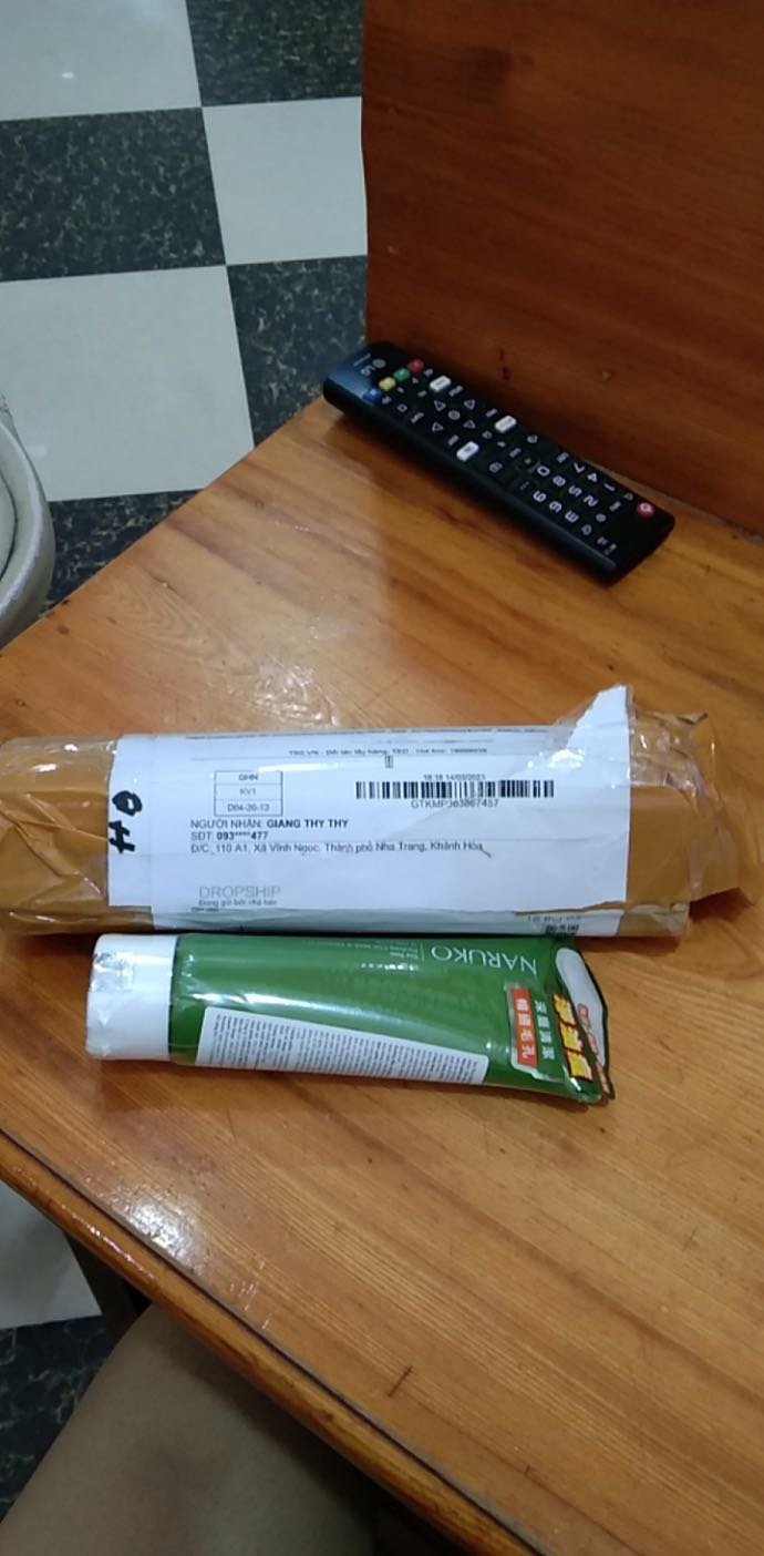 Mình khá thất vọng về tiki và shop vì mình đã mua rất nhiều đơn hàng và tin tưởng. Nhưng có sự nhầm lẩn gì ở đây khi shop chỉ giao 1 tuýt sửa rửa mặt nhưng lại giá 380k ? Nhân viên mình không biết đã nhận nhưng không kiểm tra trước. Làm ăn gì mà kì cục vậy tiki ? Mình đặt 2 tuýt mà ? Mình không có cách nào liên hệ phản hồi mong tiki có câu trả lời sớm nhất cho mình. Về sản phẩm mình từ chối đánh giá!