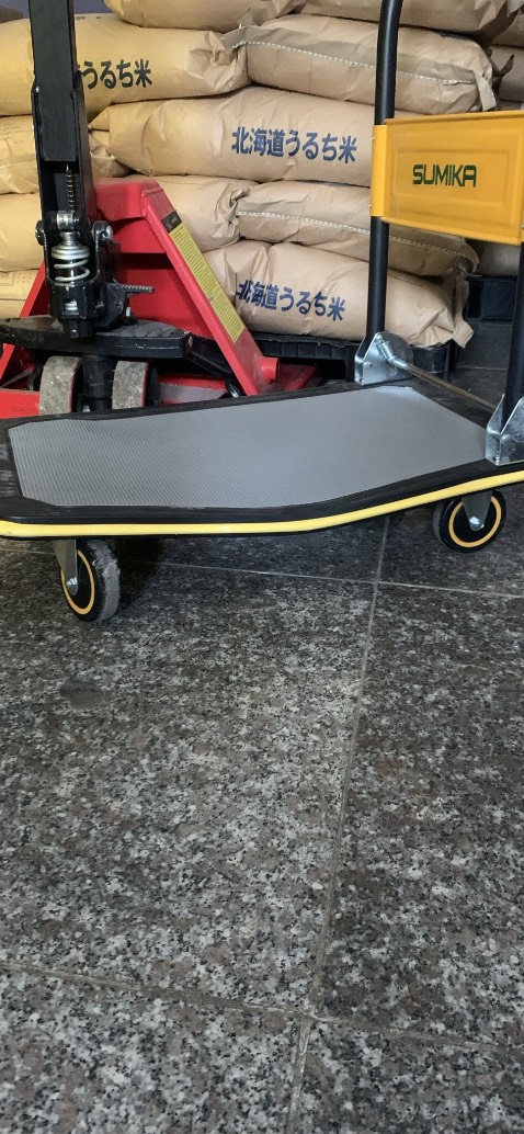 Mới mua mà chát 90kg xe đã sụn , ko đi được. Liên hệ nsx thì bảo trước khi giao xe đã *** vài trăm kg được . Tôi mua hàng ko cần biết nsx ktra tải trọng mấy trăm kg ko Vân đề, cái tôi quan tâm mua xe tải trọng ghi 150kg mà mới chât 3 bao gạo 90kg xe đã biến dạng trầm trọng . Nên yêu câu bảo hành đổi trả gấp cho chúng tôi để có xe dùng