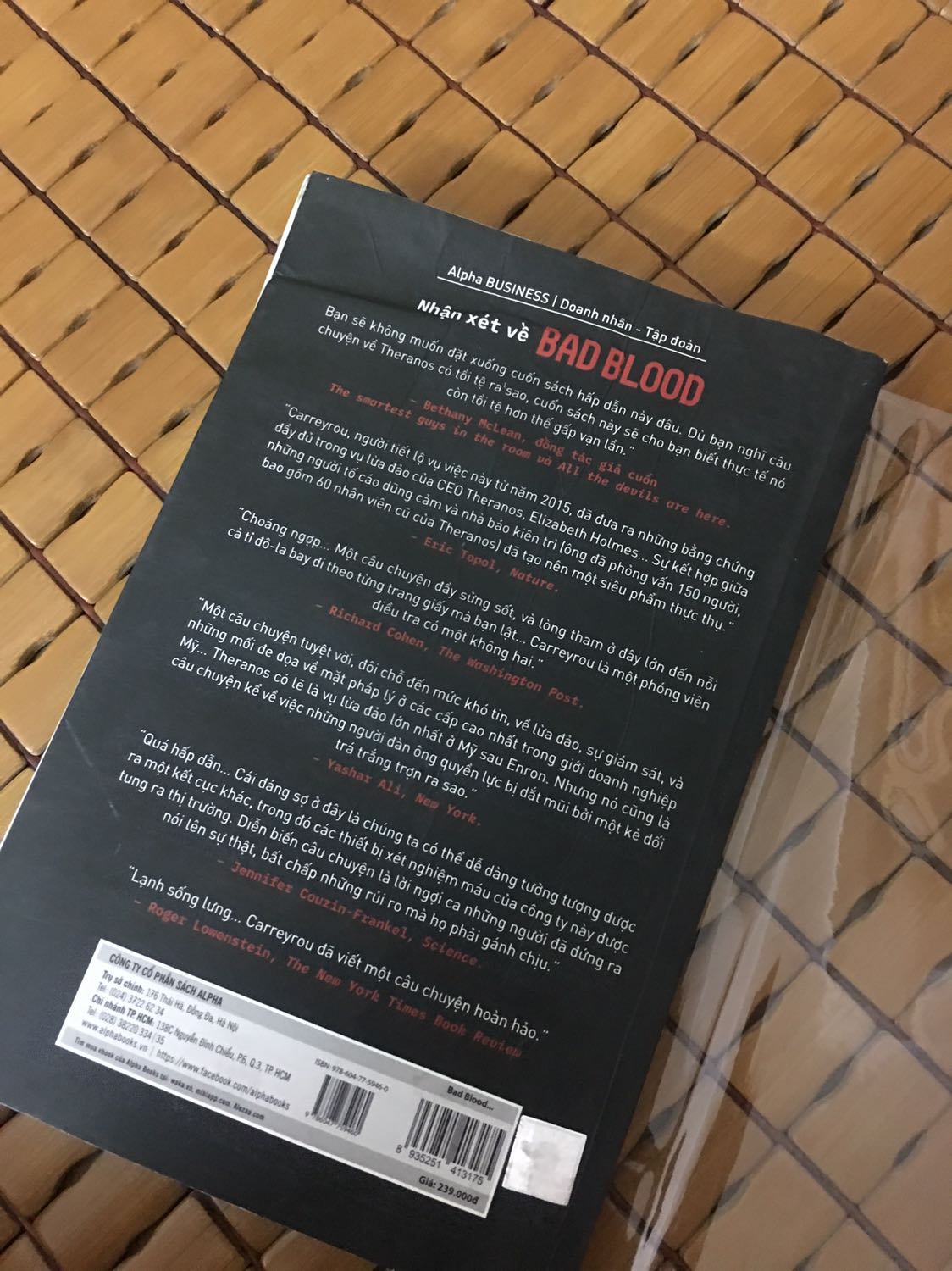 Đã rất nhiều lần mua sách ở tiki vì sự tiện lợi + có bọc sách bảo quản dễ dàng hơn.
Nhưng đây là lần đầu tiên bị sách vừa rách vừa ố bẩn. Mặt sau bị ngấm nước mủn hết ra !! Chất lượng còn ko bằng mình ra mấy hàng sách cũ sách lậu. Thực sự thất vọng và bực mình!!