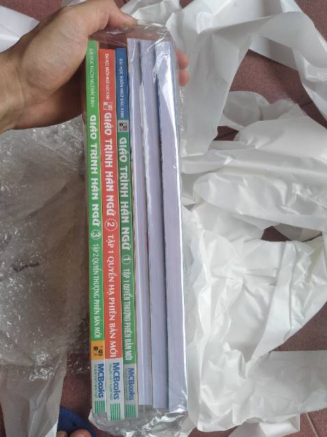- Nhìn chung là giao hàng nhanh hơn so với thời gian dự kiến. Sách cũng mới, chất lượng. Dùng bản giấy học tập cho tập trung. 
- Shipper thì là người nhà rồi nên bỏ qua. 😄