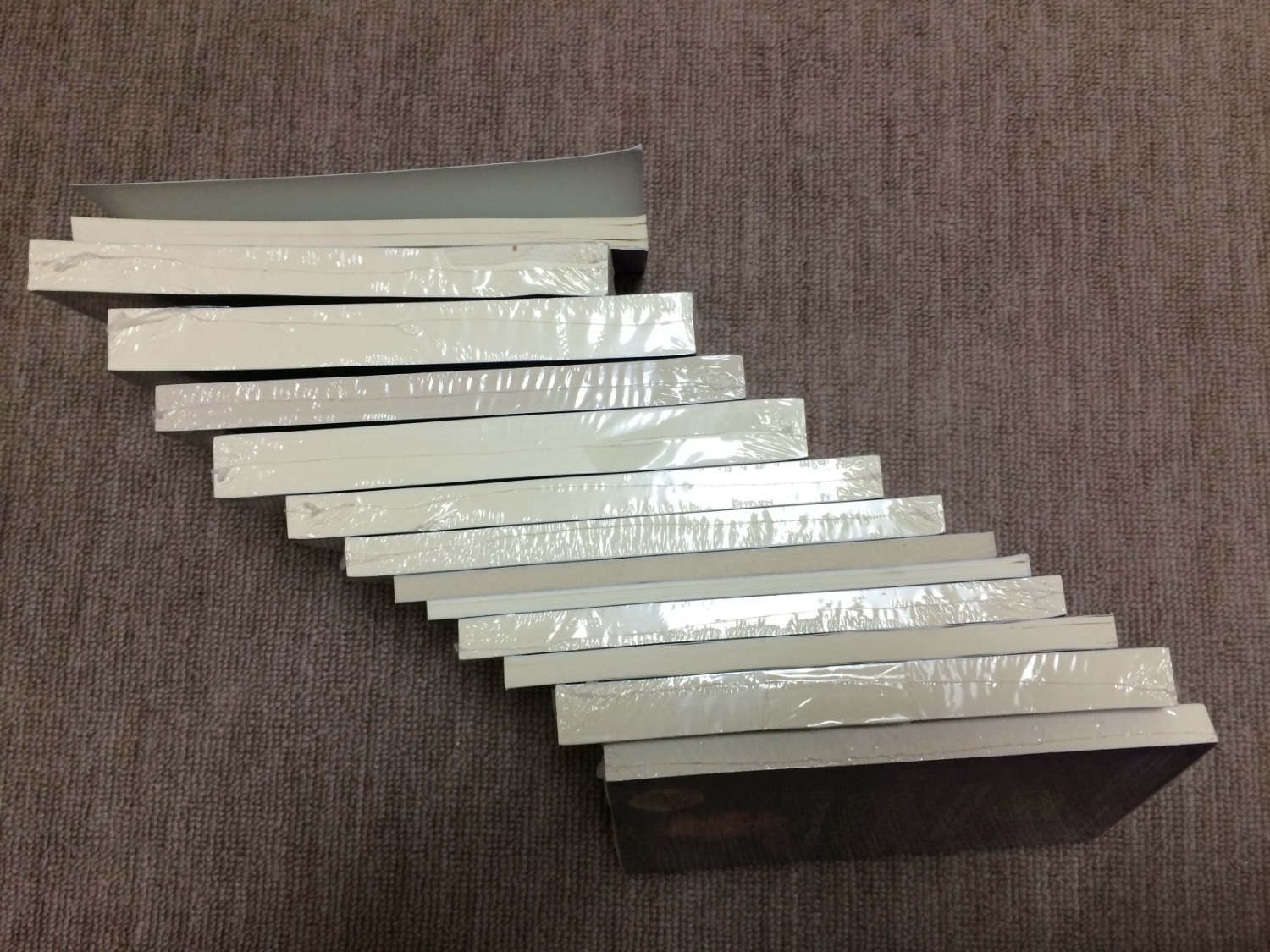 tổng thể thì rất tốt. sách cầm rất nặng tay mình rất thích điểm này. tuy nhiên có 2 quyển chắc lô khác đóng nên cầm nhẹ hơn. đóng gói rất cẩn thận mỗi quyển đều được bọc nilon. mình rất hài lòng.