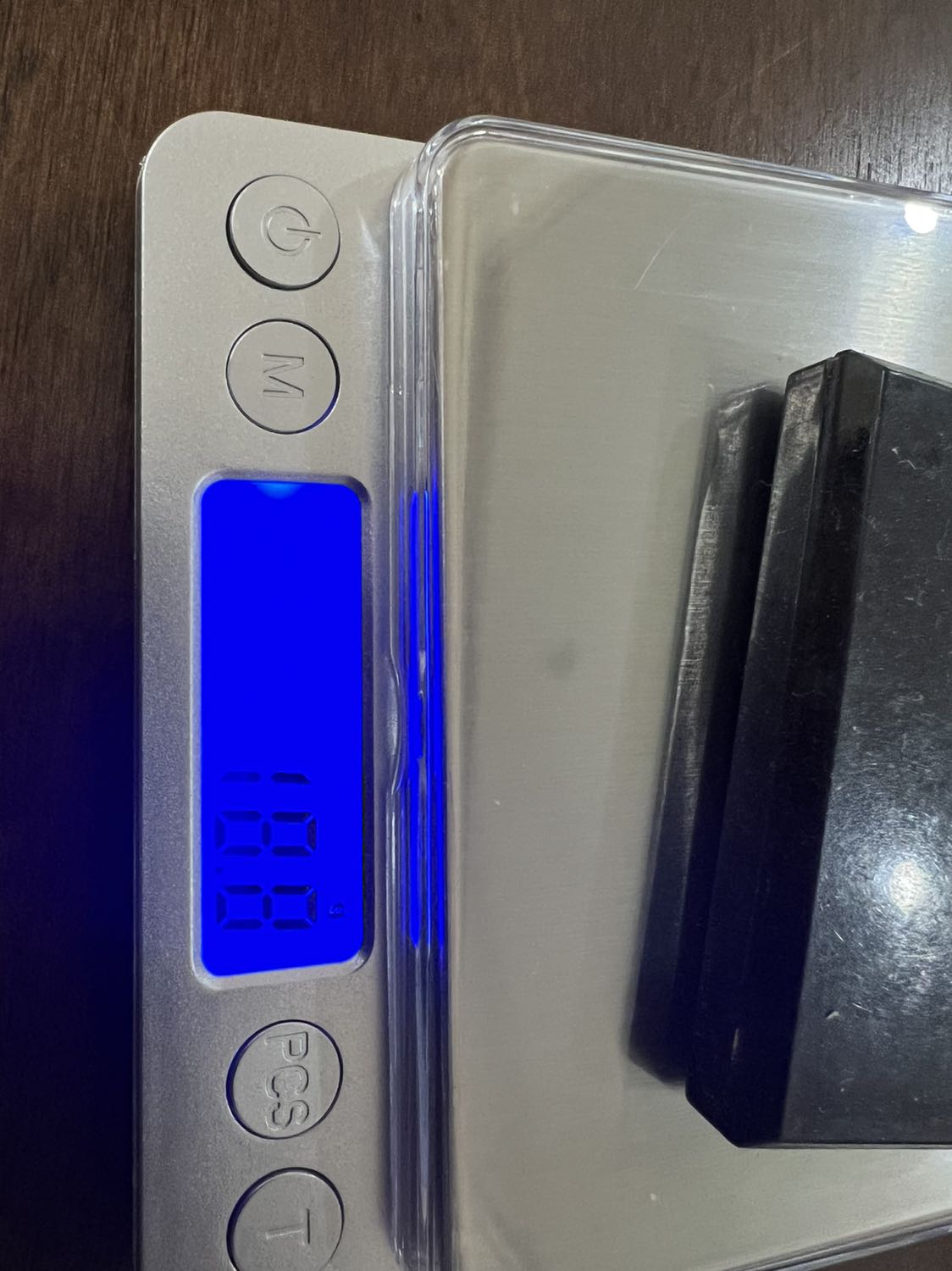 Cho pin đi kèm không dùng được, cân nhỏ xiu và có vẻ như không chính xác lắm vì cùng 1 vậy mà cân lên mỗi lần mỗi ra số cân khác nhau Cho pin đi kèm không dùng được, cân nhỏ xiu và có vẻ như không chính xác lắm vì cùng 1 vậy mà cân lên mỗi lần mỗi ra số cân khác nhau