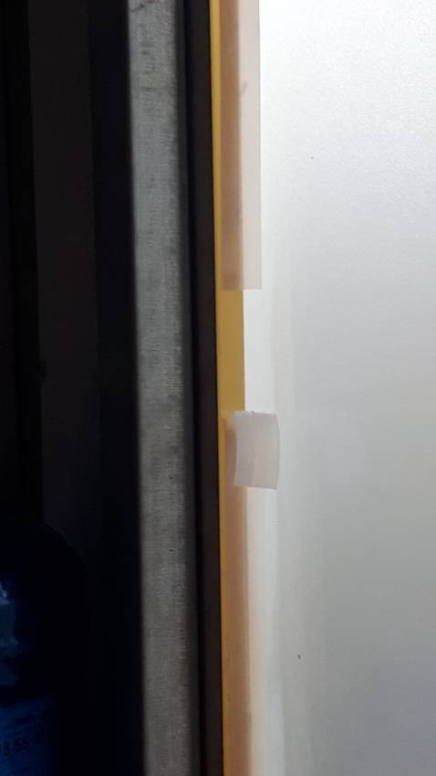 Đã mua 3 cuộn. thấy để mỗi cuộn 2m, mà thực ra có chính xác 1,5m, làm mình phải nối dán thêm. Keo dán dễ  tróc không bám cứng. Tóm lại không nên mua loại này, mua về dán được vài ngày xem như bỏ tiền.