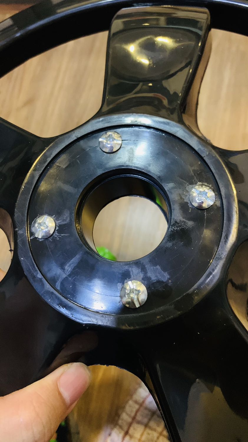 Mình sẽ trả hàng, đặt Tikinow vì cần gấp nhưng không có cách gì mở đc con vít để lắp cái chân đế. Gọi đt và *** không nhận được sự phản hồi. Tại sao lại gây khó dễ cho khách hàng bằng cách gởi 1 sản phẩm như thế này nữa.