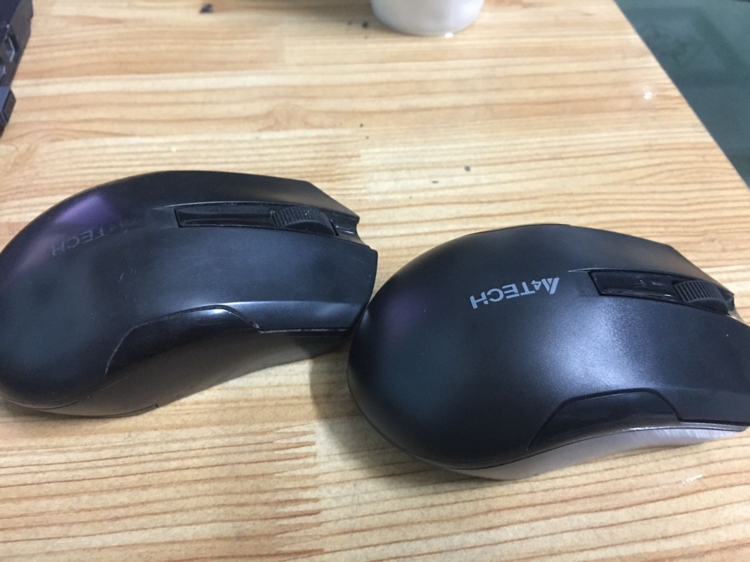 Từng xài 1 em năm 2014 đến giờ bay màu chữ, hồi đó tận 400k tại 1 shop khác, vừa hư nên mua lại. Thấy con mới này bấm không nghe tiếng tạch tạch như phiên bản cũ mà như có thêm phần giảm ồn. Không biết bền như trước hay không? Ok ổn? hơi tốn pin với game (3-7 ngày/viên), làm việc (1-1,5 tháng/viên)