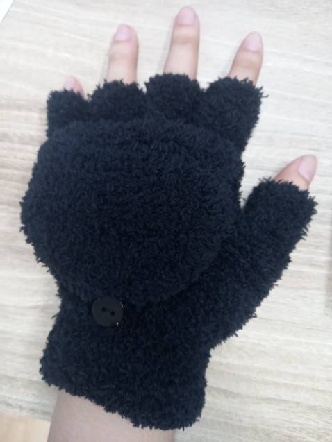 Bao tay dày, rất ấm, có thiết kế dạng xỏ ngón và dạng bao hết bàn tay. Dù vậy thì lông trên bao tay dễ rụng nha.