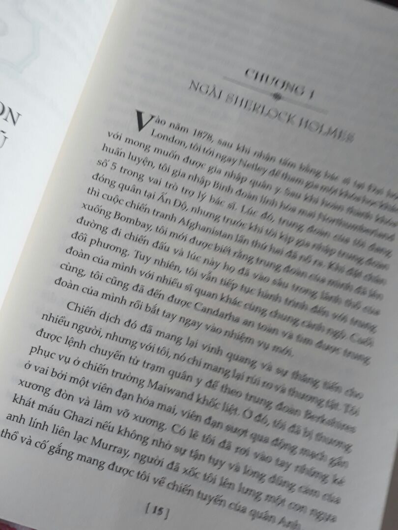 Mình vừa mới nhận hàng cách đây vài phút. Giờ viết review ngay và luôn lol. Dịch vụ giao hàng của Tiki thì không có gì phải bàn, quá ư là ok rồi, được cho xem hàng. Cái đáng quan tâm là trên web Tiki và hóa đơn bảo là có tặng kèm bookmark SH nhưng mình kiểm tra thì không - hề - thấy! Cực kì thất vọng luôn nhưng thấy tội anh shipper quá (aa *** ghê) nên mình cũng nói là đủ hàng :v Điểm trừ cực kì lớn của Tiki cho lần mua hàng này. Mua nhiều rồi mà lần đầu gặp trường hợp như này luôn í.
Mình đặt hàng khuya hôm 11/10, mới vỡ lẽ ngày 12/10 sale còn 200k, tức dã man (mình mua 279k)
À còn về package nữa, lần trước mình mua box set Harry Potter 7 cuốn, được bọc cẩn thận lắm, có bọc nilon rồi kèm dòng 'hàng dễ vỡ' nữa. Lần này chỉ có 1 miếng xốp đi kèm và không gì hơn -_-" chắc do đợt sale nên gấp gáp quá nên quên bọc sách của mình sao?
Về hình thức thì box set này cũng ổn, hộp cứng cáp nhưng có bị gập một miếng (mình có đính kèm ảnh) nhưng không ảnh hưởng gì đến tổng thể. Hộp vừa kín 3 cuốn sách nên muốn lấy thì phải dốc ra. Gáy sách tập 2 và 3 đóng không tốt lắm, mình sợ bị bung ra bất chợt. Giấy in đẹp, không nhòe, mở ra thơm mùi mực nữa (hay mùi gì đấy mình không biết :vv)
Nội dung mình chỉ mới lướt mấy trang đầu, chắc là cũng đầy đủ, văn phong mượt mà. Mấy bạn có thể tham khảo các reviews khác
=> Xét chung về tổng thể thì với giá 279k mà có được bộ sách ngon lành như này thì cũng được rồi :v mình highly recommend cho mấy bạn muốn mua Sherlock Holmes mua boxset này :v
Và mình nhấn mạnh là bạn nào mua nhớ kiểm tra hàng kĩ càng tránh trường hợp thiếu bookmark như mình nhe, đừng thương người một cách quá đáng để rồi thiếu bookmark *huhu* T.T
Cực kì thất vọng khi thiếu bookmark á á á