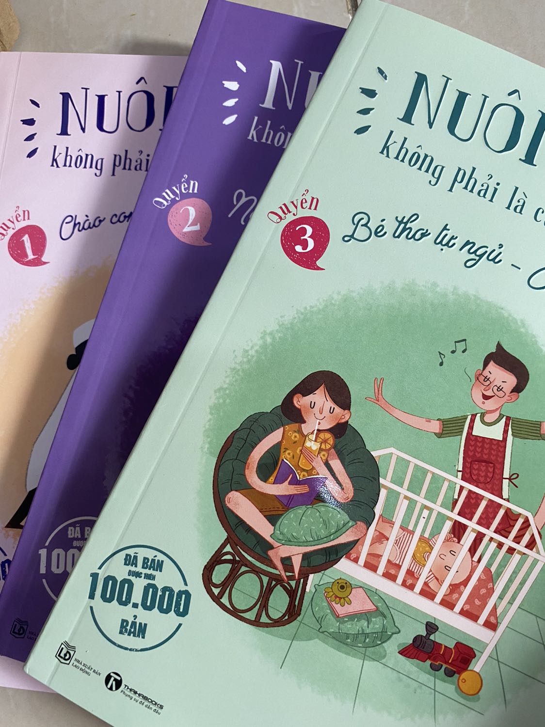 sách nguyên bộ trong seal giá tốt, tuy nhiên sách bị gãy bìa và nhăn giấy 1 quyển, cần có chế độ bảo quản tốt hơn nha, nói chung là giá tốt, nên mua. còn Easy đã đc rất nhiều người khen rồi, sách cũng có cung cấp thêm vài nguồn sách khác nữa để tham khảo củng cố thông tin.