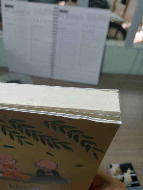 Đóng gói sơ sài,cẩu thả. Sách dính bẩn