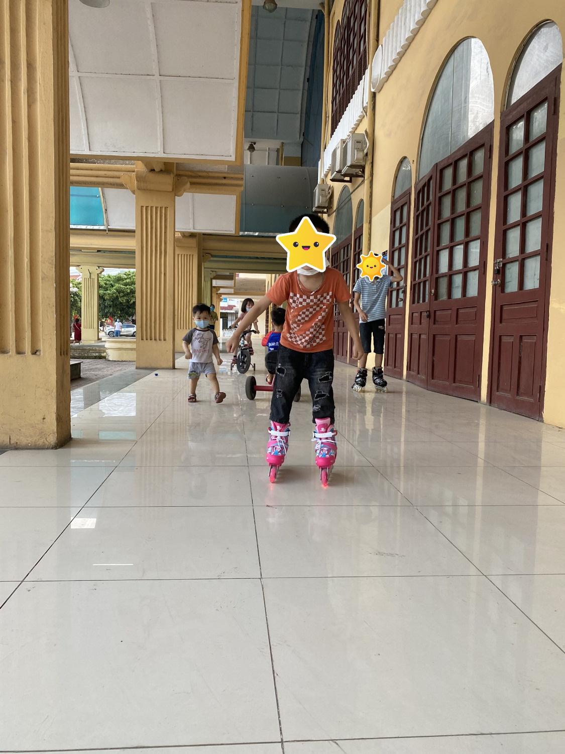 Sản phẩm tốt. màu thực tế cũng rất đẹp. Nhà có 1 đôi Cougar cho thằng anh nên phải sắm thêm 1 đôi Cougar cho con em.
Bánh xe trơn, mượt . không bị rít. Con gái đứng gió thôi cũng trượt đi.