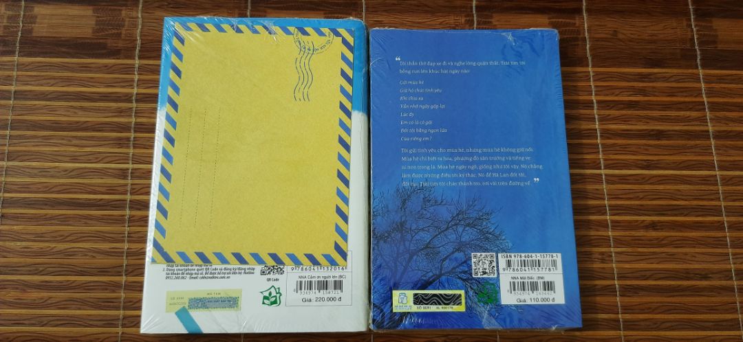 sách đẹp, bìa cứng, khổ vừa rất dễ cầm, mua sale 70% nên giá chỉ còn 66k, sách còn nguyên màng nilon, đan xen với nội dung còn có những hình minh họa rất ngộ nghĩnh, đôi khi mọi người sẽ thấy được chính mình trong đó với những suy nghĩ ngây ngô, vô tư, những "trò chơi" mà có lẽ ai cũng từng trải qua như lật mi mắt hay giữ cho công tắc điện ở vị trí thăng bằng