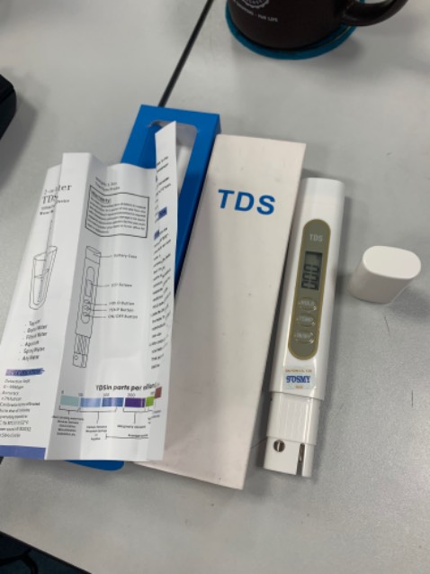 Thấy đo nước uống qua máy lọc thì 25, không qua lọc 30, nước nuôi cá 67. Hok bit thế là chuẩn chưa, pin thì rất cũ, có dấu vân tay.