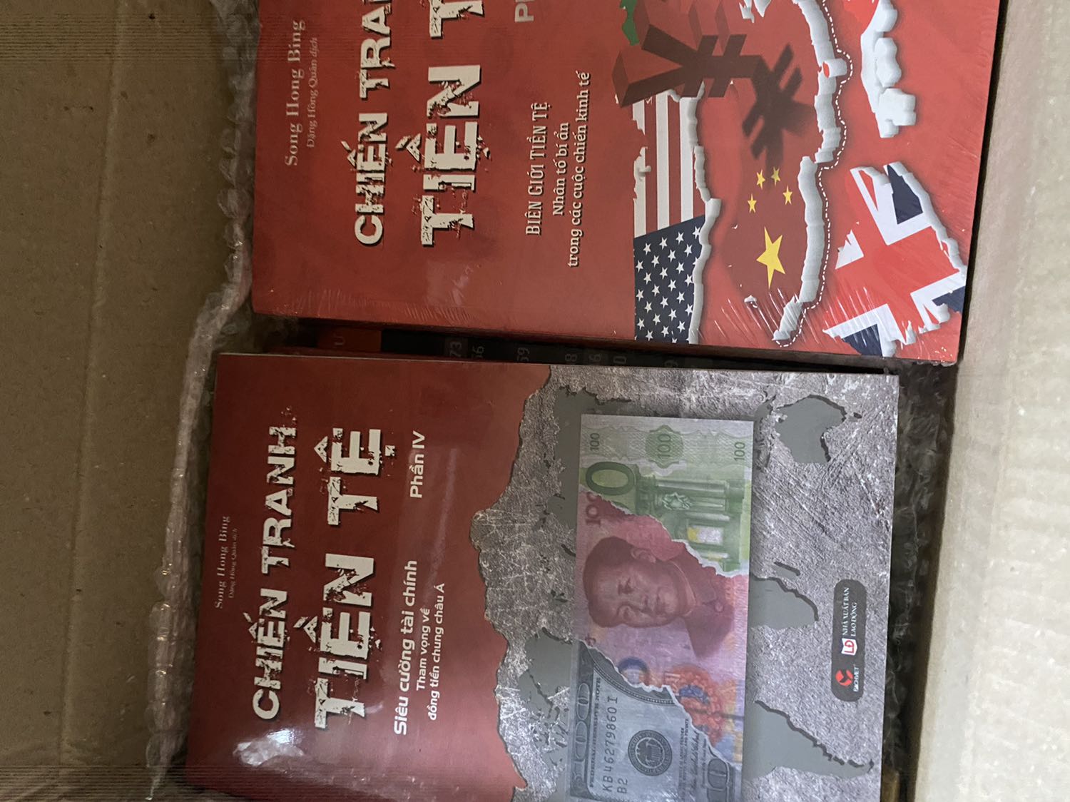 shb (rất) hay chèn những nhận định cá nhân vào sách. điều này theo mình nghĩ sẽ làm mất đi tính khách quan. nhưng chung quy lại thì cũng ổn.