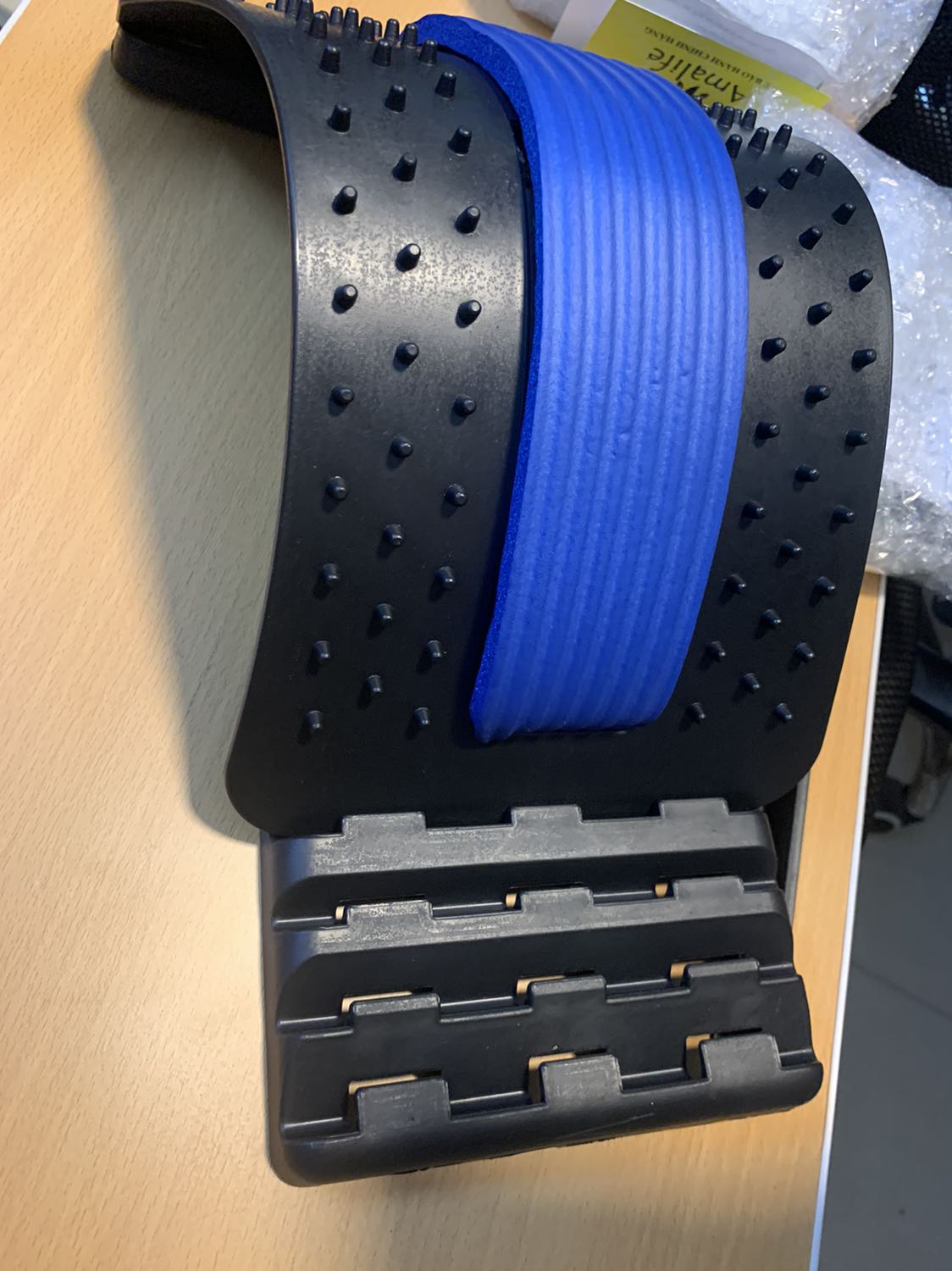 Cái này có 4 nấc, mà cái lưng tôi xin phép mức 2 thôi, lên mức 3 là đỡ ko nổi :) nằm lúc đầu mức 1 cũng thấy ko quen, sau lên mức 2 là dãn hết lưng, bà xã lưng dẻo hơn nên nằm đc mức 3