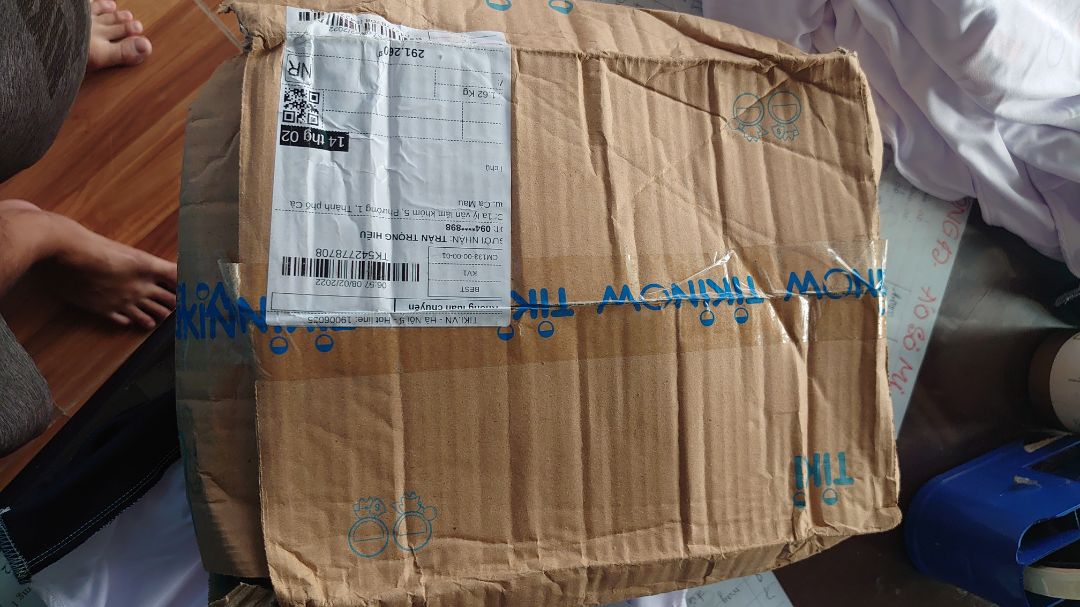 đóng gói hàng kém chất lượng, bên vận chuyển thì bảo do bên đóng gói. cần xem lại