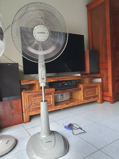 Quạt êm, màu sắc ngẫu nhiên nên không được như ý muốn.
Nút hẹn giờ bị hư ngàm nhựa bên trong nên bị rớt ra, phải dùng silicon cố định lại, không sử dụng được nút hẹn giờ, nút này tôi không cần sử dụng nên sẽ không đổi trả.