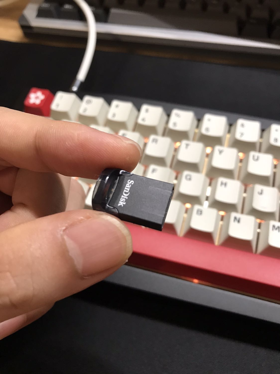 Sản phẩm như mô tả của shop, nhỏ gọn, có cái móc gồ lên tiện lợi vừa giúp biết chiều cắm, tuy nhiên sử dụng thì khá nóng, nhìn chung là hài lòng, seal sản phẩm đã vị rạch ra để dán tem bảo hành!!! Sản phẩm như mô tả của shop, nhỏ gọn, có cái móc gồ lên tiện lợi vừa giúp biết chiều cắm, tuy nhiên sử dụng thì khá nóng, nhìn chung là hài lòng, seal sản phẩm đã vị rạch ra để dán tem bảo hành!!!