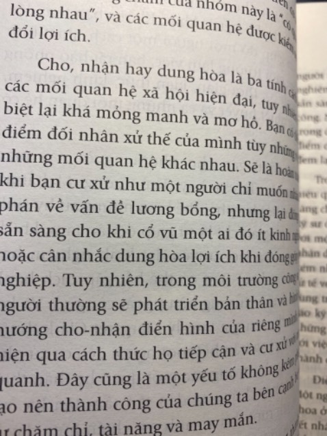 Sách có 1 số trang in mực bị lem. Cảm giác rất khác với những trang còn lại. Không biết là do lỗi in hay như thế nào. Nhưng đọc như vậy làm mình thấy không thoải mái