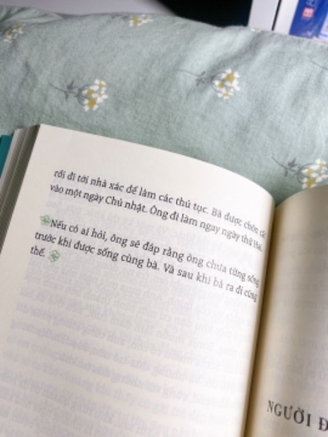 “He was a man of black and white. And she was color. All the color he had.” 

Suddenly the color disappeared and he thought he had no reason to exist. But it was his big and warm heart under his rough and gruff demeanor that lit up everything he touched.

Ông nghĩ Bà mất thì hong ai hiểu ông nữa và ông tồn tại là vô nghĩa. Mặc dù thô lỗ cọc cằn và sống quá nguyên tắc nhưng chính trái tim ấm áp sâu bên trong đã lan toả giá trị của ông đến mọi con người ông gặp và mọi đồ vật ông chạm vào, tạo nên những mối liên kết đáng ghét khiến ông phải tạm gác chuyện tự tử hết lần này đến lần khác và rồi chính sự ghét đó trở thành lí do để ông sống. 

“Con người ta sống không đơn giản chỉ là vì mình mà còn phải biết nỗ lực vì người khác. Bà nỗ lực vì những điều tốt đẹp, còn ông Ove nỗ lực vì Bà.” ❤️
