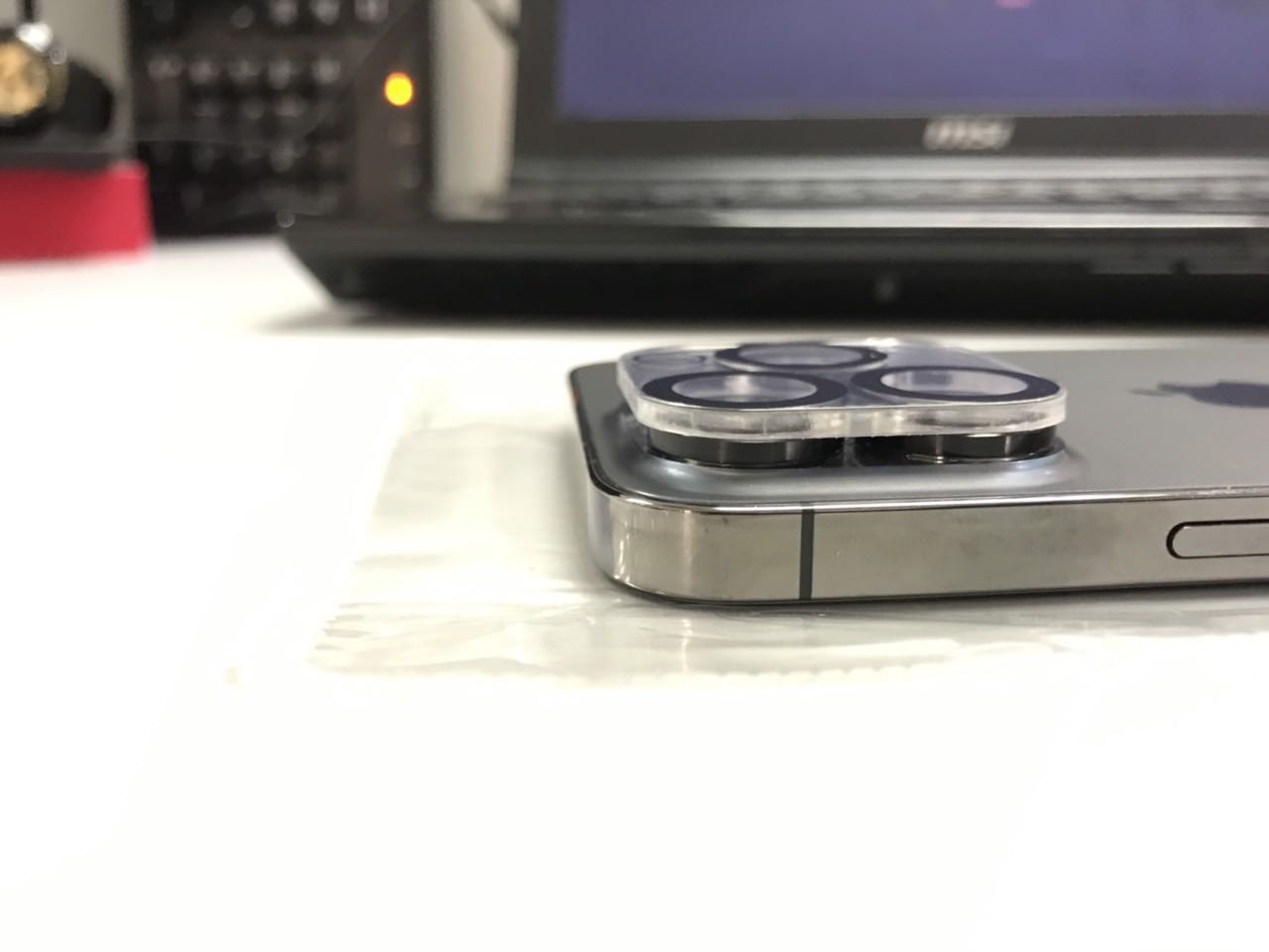 không ốp vừa camera, bị hở 1 khoảng rất xấu và dễ rớt. shop và tiki thu hồi sản phẩm giúp mình. cám ơn