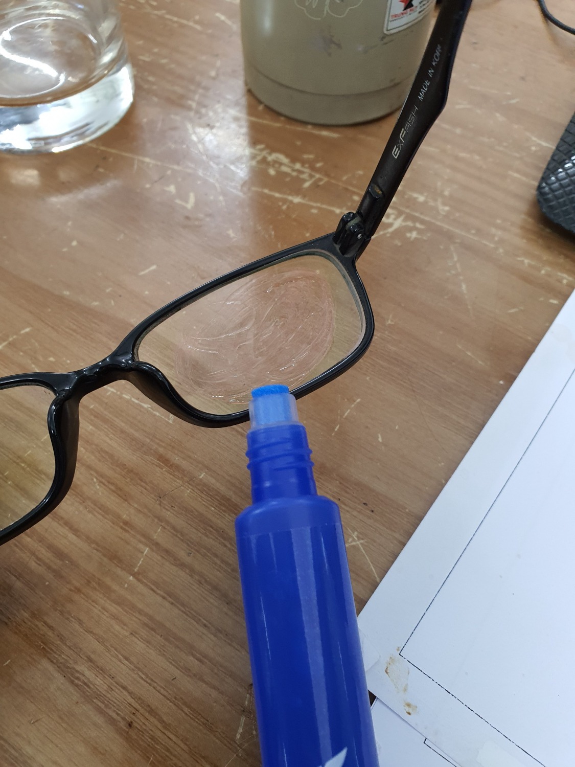 Sau khi *** thử vài lần thì tôi có review như sau: 
- Nó cũng có giúp cải thiện việc mờ kính do hơi nước. Hơi nước bám vào kính bay nhanh hơn so với bình thường 1 chút. Nhưng như thế là chưa đủ với tôi. Tôi đã từng sử dụng sản phẩm khác có tác dụng rõ rệt hơn nhiều.
- Sản phẩm có giá tương đối cao, nhưng tác dụng không được như kỳ vọng. 
- Bên dưới là ảnh tôi review thử. Tôi có up video nhưng hình như không up được. Chỉ có ảnh. Mắt kính bên trái tôi dùng sản phẩm khác. Và thử sản phẩm này với mắt bên phải, nhưng khi đưa vào cốc nước ấm thì mắt kính phải mờ hẳn. Cho thấy hiệu quả chống mờ không tốt lắm.
- Tôi không đề xuất sản phẩm này.