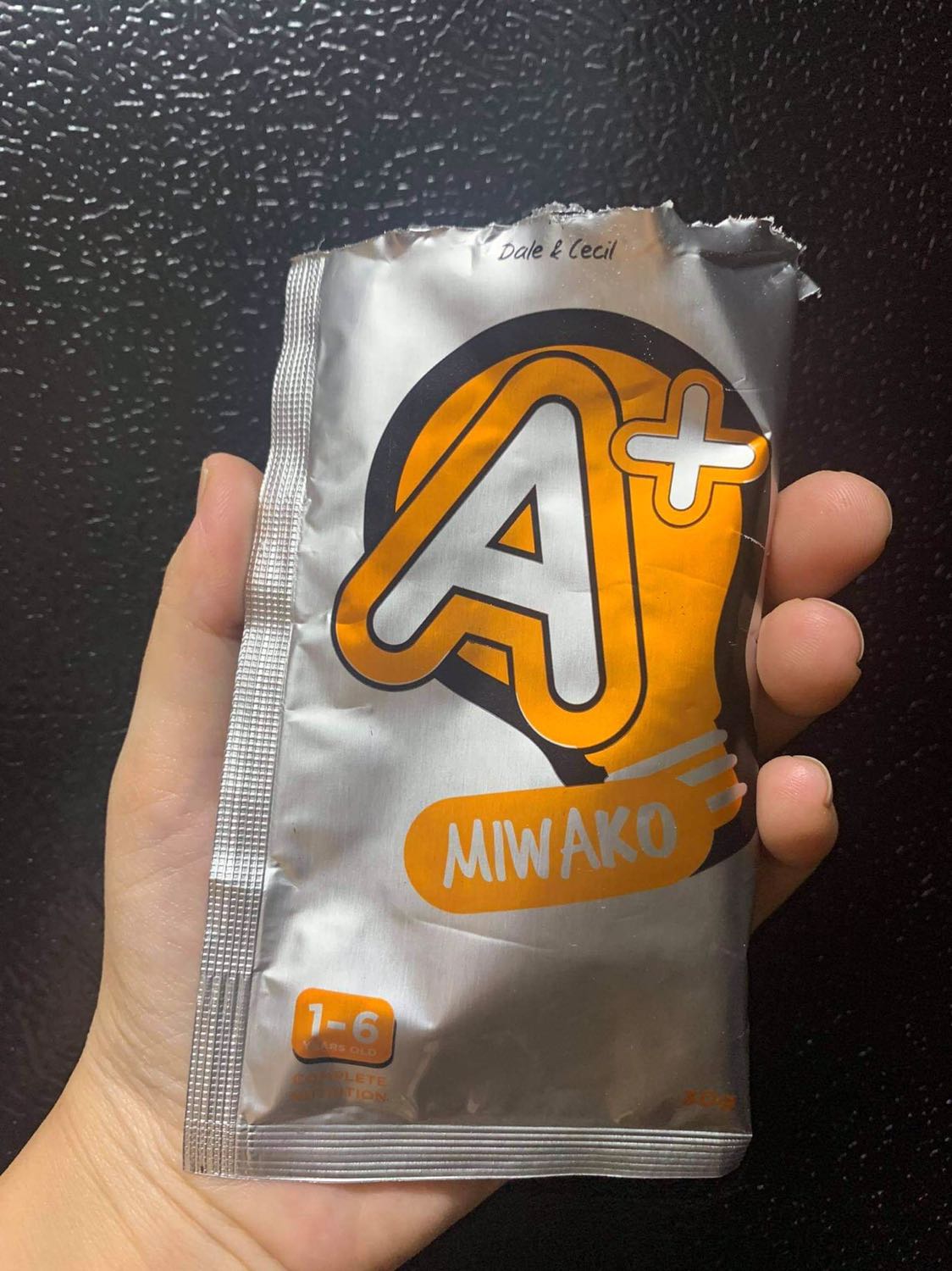 Sữa nhạt thơm dễ uống. Mình mua thử gói nhỏ cho con dùng thử mà con thích uống vèo cái hết luôn nên mới yên tâm mua hộp to. Thích nhất là loại này có gói nhỏ nên mua dự phòng vài gói đi chơi ko phải lách cách vác hộp to. 1gói pha 150ml nước nên đúng bằng 1 cữ con uống luôn. Sp tốt