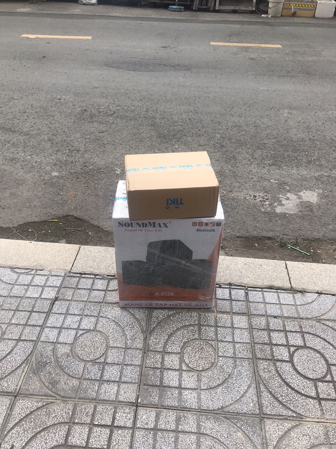 Loa mới mua về nghe tương đối okie, remote chuyển đổi được bass, trep (không tặng pin kèm remote). Mua về bạn phải lắp dây nối loa phụ vào, hơi bỡ ngỡ xíu nhưng khẩy cái cần phía sau loa chính, rồi cắm dây điện vào, thả cần cho nó ghim lại và được. Loa kết nối được bluetooth và jack 3.5. Về độ bền thì lâu dài mới biết, chất âm mình nghe cũng ổn, bass đánh tốt.