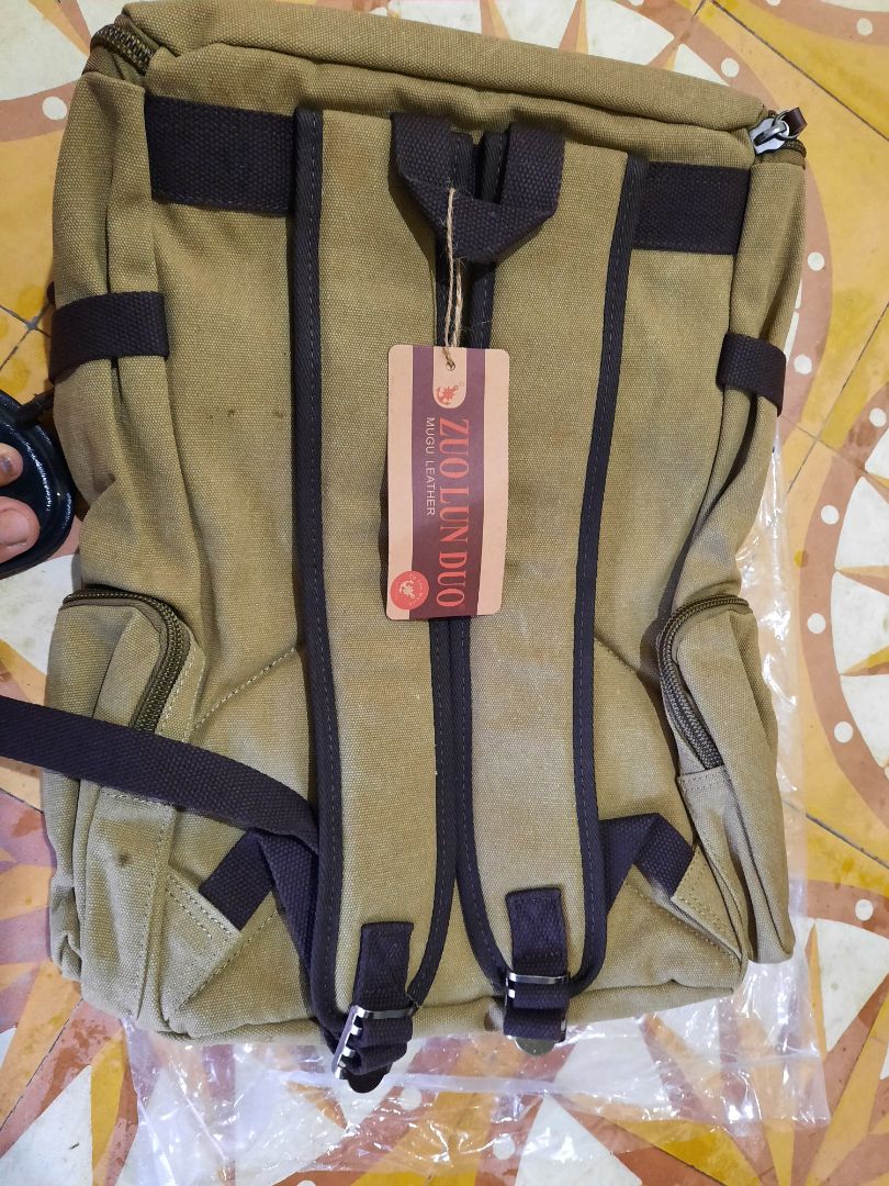 Kiểu dáng thì ok. Nhìn rất bền. Có cái hơi đắt.