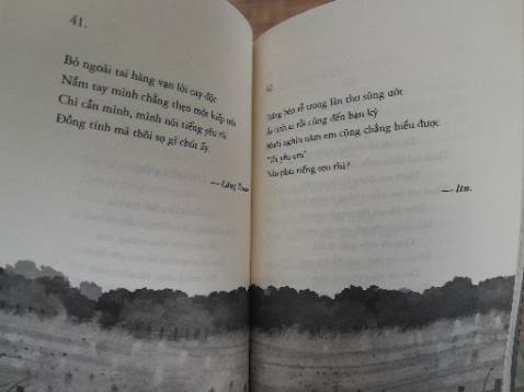 Giao hàng nhanh, đóng gói cẩn thận. Quan trọng nhất là sách nhỏ nhắn, đẹp và sang quá trời, từ bìa đến các trang bên trong luôn. Nội dung là tuyển tập các tác giả của Thìa Đầy Thơ thì hay miễn bàn ạ